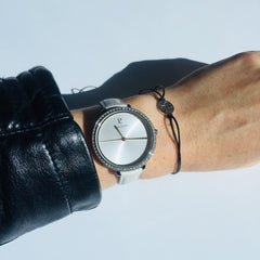 Montre femme 011K620 avec cadran argenté et bracelet en cuir blanc, boîtier acier finition brillante.