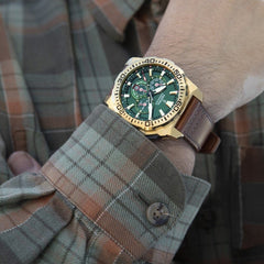 Montre homme Festina F20728/2, cadran vert, boîtier doré, bracelet en cuir marron, chronographe, affichage de la date, mouvement à quartz, design sport classique. Homme FESTINA