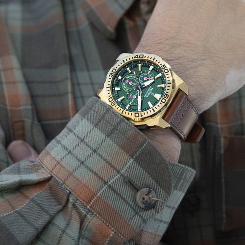 Montre homme Festina F20728/2, cadran vert, boîtier doré, bracelet en cuir marron, chronographe, affichage de la date, mouvement à quartz, design sport classique. Homme FESTINA