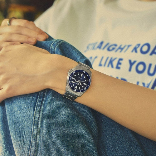 Seiko SRPL77K1 Montre Homme Automatique 5 Sports SKX Street Denim Cadran Bleu Bracelet Acier Inoxydable Style Sportif et Élégance Quotidienne Unisexe SEIKO