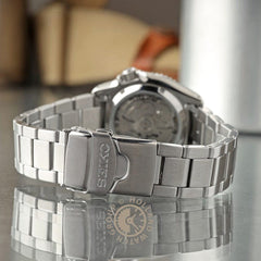 Seiko SRPL77K1 Montre Homme Automatique 5 Sports SKX Street Denim Cadran Bleu Bracelet Acier Inoxydable Style Sportif et Élégance Quotidienne Unisexe SEIKO