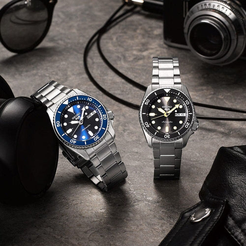 Seiko SRPL77K1 Montre Homme Automatique 5 Sports SKX Street Denim Cadran Bleu Bracelet Acier Inoxydable Style Sportif et Élégance Quotidienne Unisexe SEIKO