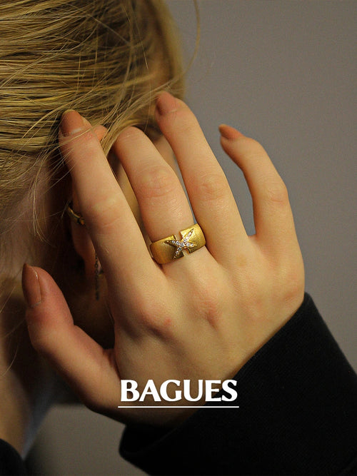 Bague en or jaune Mauboussin de la collection "Ta beauté me submerge" portée au doigt d'une femme