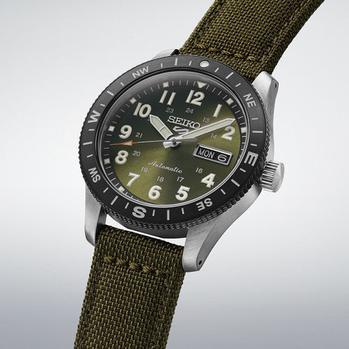 Seiko HDB008K1 Montre Homme Seiko 5 Sports Field Automatique - Cadran Vert, Bracelet Nylon et Cuir, Lunette Boussole, Étanche 100M, Style Aventure et Confort Quotidien