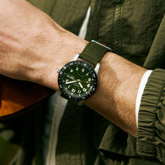 Seiko HDB008K1 Montre Homme Seiko 5 Sports Field Automatique - Cadran Vert, Bracelet Nylon et Cuir, Lunette Boussole, Étanche 100M, Style Aventure et Confort Quotidien