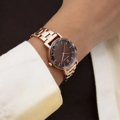 Pierre Lannier 012P988 Montre Femme Multiples Bracelet Acier Rose Doré – Cadran Marron Soleil, Mouvement Quartz & Élégance Raffinée