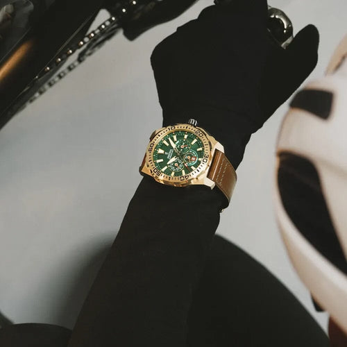Montre homme Festina F20728/2, cadran vert, boîtier doré, bracelet en cuir marron, chronographe, affichage de la date, mouvement à quartz, design sport classique. Homme FESTINA 