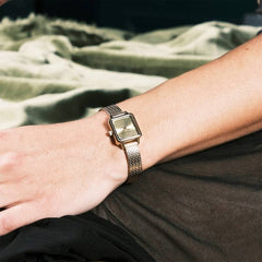 Pierre Lannier 059H542 | Montre Femme à Quartz – Boîtier Carré en Acier Inoxydable PVD Doré, Cadran Doré Soleillé, Bracelet Milanais en Acier Doré Femme PIERRE LANNIER 